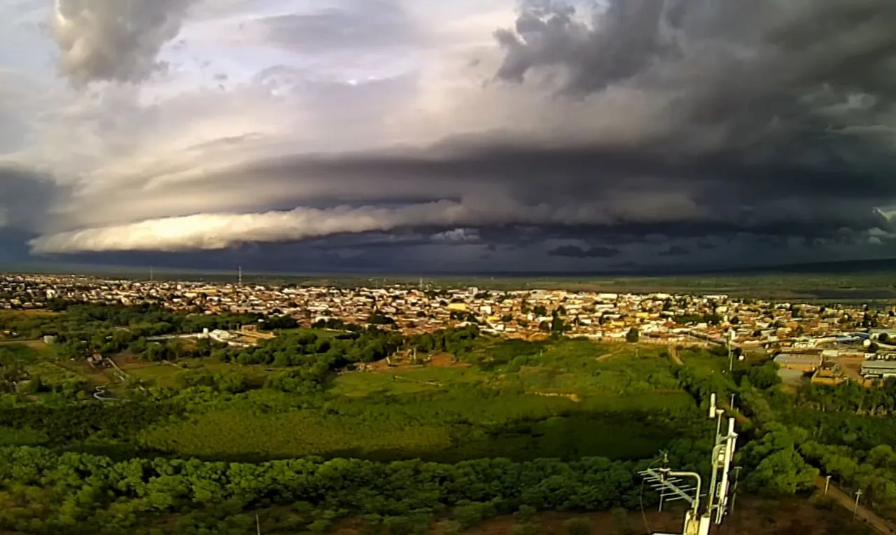 A imagem mostra o avanço de chuva em uma cidade do Nordeste